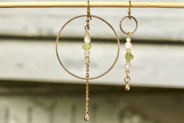 Ohrringe Kreis Stab Peridot Rohstein mit Rosenquarz Perlen und geometrischer Form als bezaubernder Trendschmuck und Geschenk für sie